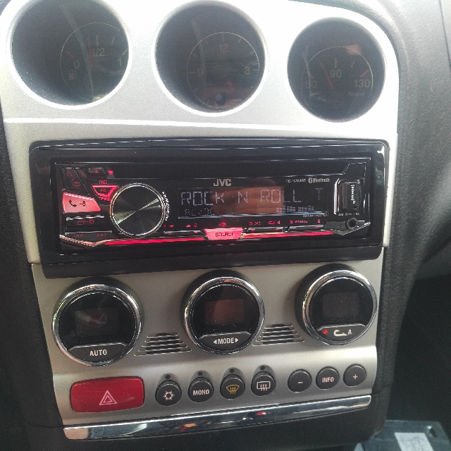 Neues Radio und sogar mit roter Beleuchtung