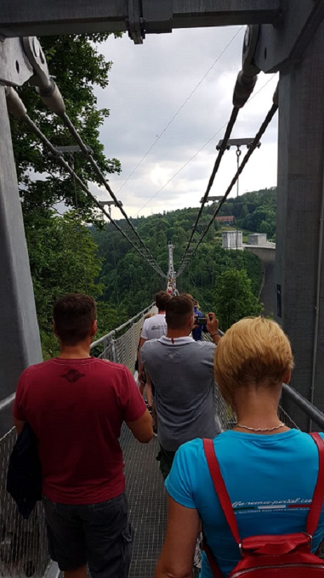 Blick von einem Ende zum anderen Ende der Hängebrücke über die Rappbode