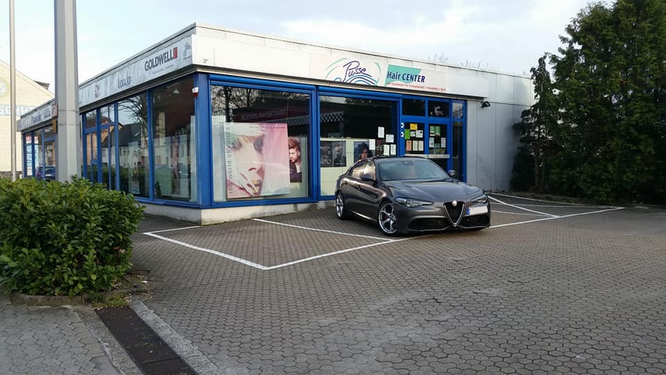 Veloce vor dem ehemaligen Alfa Arend Autohaus.