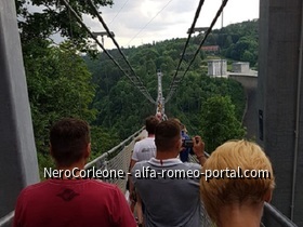 Blick von einem Ende zum anderen Ende der Hängebrücke über die Rappbode